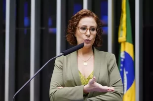 Deputados bolsonaristas usam cota parlamentar para gastos controversos como vinho e viagens a destinos turísticos