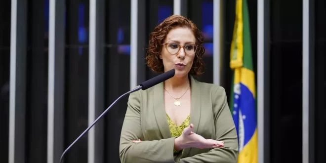 Deputados bolsonaristas usam cota parlamentar para gastos controversos como vinho e viagens a destinos turísticos