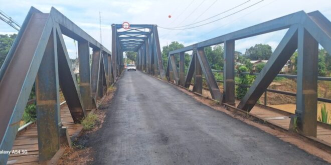 Deracre e Prefeitura de Brasileia executam tapa-buraco na Ponte José Augusto