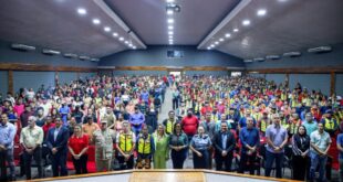 Governo entrega CNH Social, coletes e sanciona lei de isenção para mototaxistas