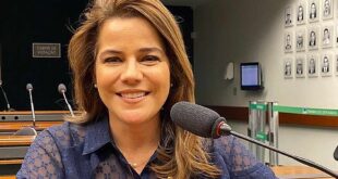 Mara Rocha recebe certificado de reconhecimento ao trabalho voltado ao tratamento contra o Câncer