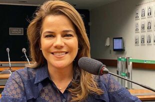 Mara Rocha recebe certificado de reconhecimento ao trabalho voltado ao tratamento contra o Câncer