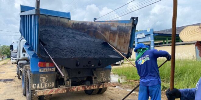 Deracre realiza ação de tapa-buraco na Vila Assis Brasil