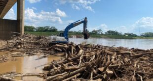 Deracre, Dnit e Corpo de Bombeiros removem balseiros da Ponte da União, no Rio Juruá