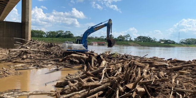 Deracre, Dnit e Corpo de Bombeiros removem balseiros da Ponte da União, no Rio Juruá