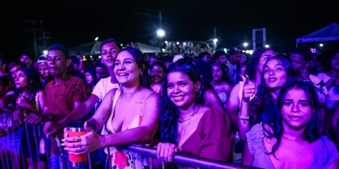 Réveillon da Família reúne milhares de pessoas em Cruzeiro do Sul