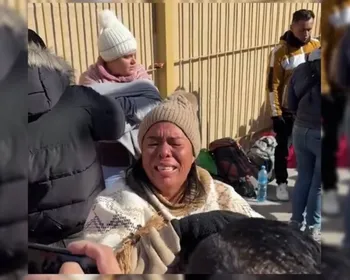Imigrantes choram após fim de aplicativo para entrada nos EUA