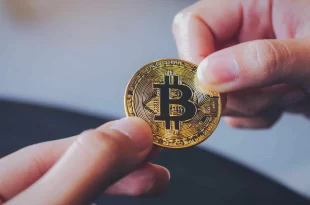 Controvérsia: Bolsonaro anuncia a criação de uma criptomoeda. Carluxo diz que perfil foi hackeado