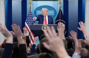Trump culpa “diversidade” e acusa homem gay por acidente aéreo em Washington