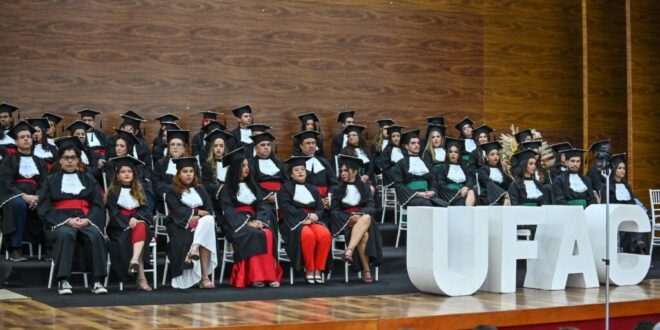 Governador Gladson Cameli prestigia formatura de jornalismo da Universidade Federal do Acre