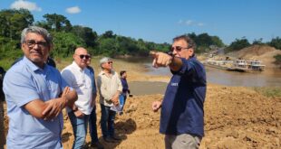 Edvaldo Magalhães vai à ponte sobre o Rio Caeté e defende a disponibilidade de mais uma balsa para reduzir tempo de espera