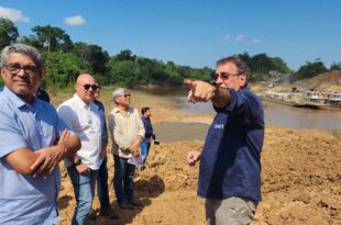 Edvaldo Magalhães vai à ponte sobre o Rio Caeté e defende a disponibilidade de mais uma balsa para reduzir tempo de espera