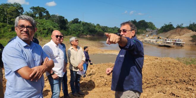 Edvaldo Magalhães vai à ponte sobre o Rio Caeté e defende a disponibilidade de mais uma balsa para reduzir tempo de espera