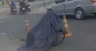 Homem carrega corpo da mãe morta em cadeira de rodas. Vídeo
