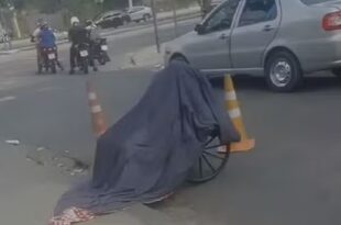 Homem carrega corpo da mãe morta em cadeira de rodas. Vídeo