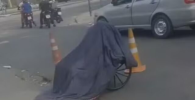 Homem carrega corpo da mãe morta em cadeira de rodas. Vídeo