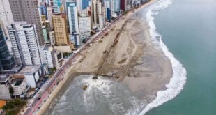 Homens nus atacam crianças em Balneário Camboriú