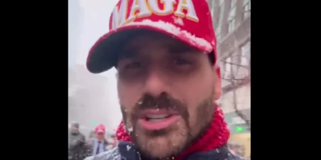 Eduardo Bolsonaro dá justificativa bizarra por ter sido barrado na posse de Trump