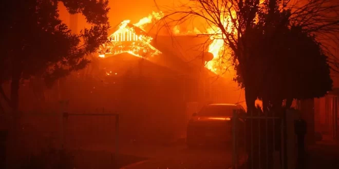 Colinas de Hollywood queimam enquanto Los Angeles enfrenta 'o grande incêndio'