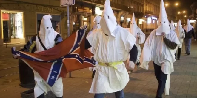Empoderados: Ku Klux Klan aterroriza as ruas dos EUA contra imigrantes após posse de Trump