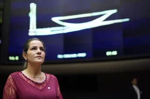 Mara Rocha comemora entrega de ambulância equipada adquirida com emenda dela