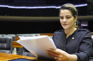 Mara Rocha reage contra político que quer se apropriar da "paternidade" de obra da ponte de Brasileia/Epitaciolândia