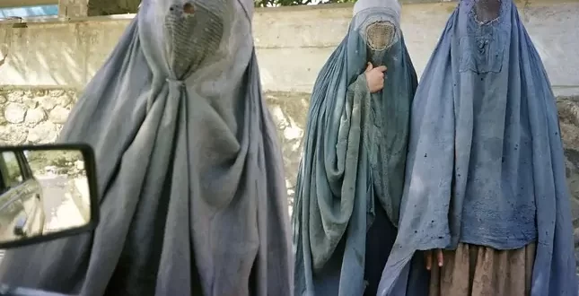 Talibãs aumentam restrições em relação às mulheres