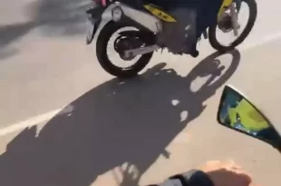 Motociclista fura blitz e é perseguido por policiais