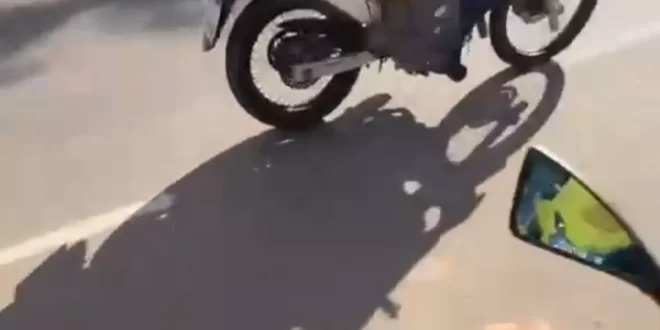 Motociclista fura blitz e é perseguido por policiais