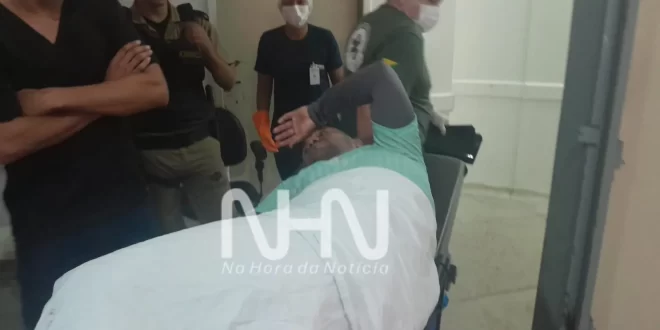 Jovem é baleado durante troca de tiros