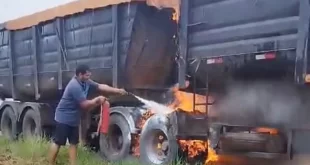 Caminhão pega fogo e é consumido pelas chamas na BR-364