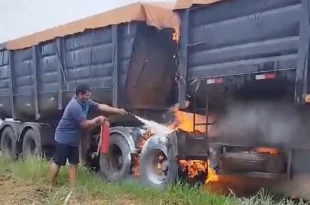 Caminhão pega fogo e é consumido pelas chamas na BR-364