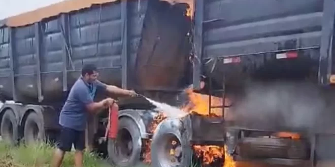 Caminhão pega fogo e é consumido pelas chamas na BR-364