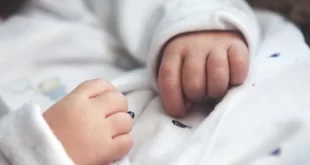 Influencer é acusada de torturar bebê para receber doações de seguidores