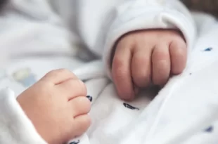 Influencer é acusada de torturar bebê para receber doações de seguidores