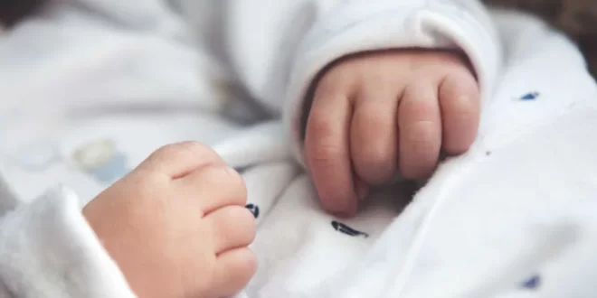 Influencer é acusada de torturar bebê para receber doações de seguidores