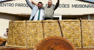 Prefeito chega na solenidade de posse em carro de boi