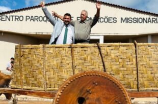 Prefeito chega na solenidade de posse em carro de boi