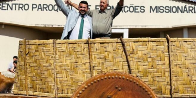Prefeito chega na solenidade de posse em carro de boi