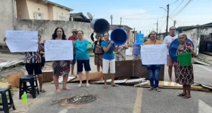 Moradores fecham rua em protesto contra falta de água no Conjunto Tangará