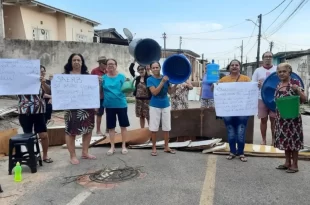 Moradores fecham rua em protesto contra falta de água no Conjunto Tangará