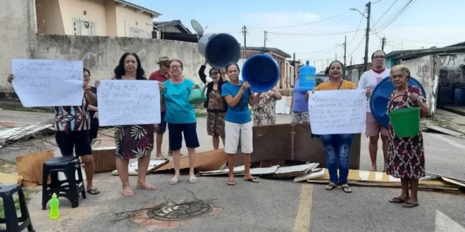 Moradores fecham rua em protesto contra falta de água no Conjunto Tangará
