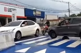 Comandante do BPTran flagra motorista fazendo conversão proibida em faixa elevada: “Eu posso, sou policial”
