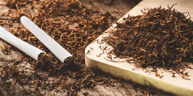 Milícia fabrica cigarro próprio e ameaça matar quem fumar outra marca