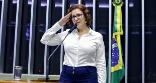 Justiça Eleitoral de SP cassa mandato de Carla Zambelli
