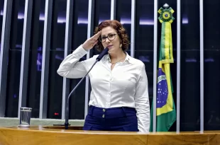 Justiça Eleitoral de SP cassa mandato de Carla Zambelli