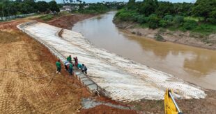 Deracre trabalha na concretagem da Orla do Rio Acre em Brasileia