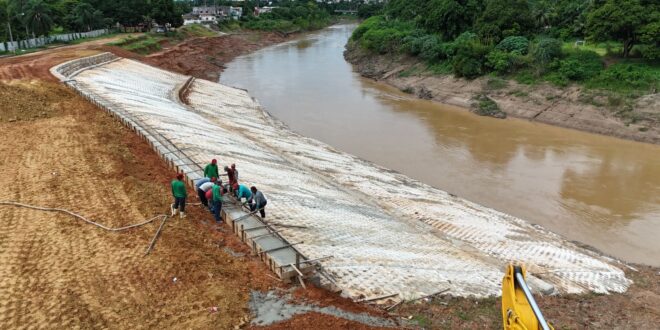 Deracre trabalha na concretagem da Orla do Rio Acre em Brasileia