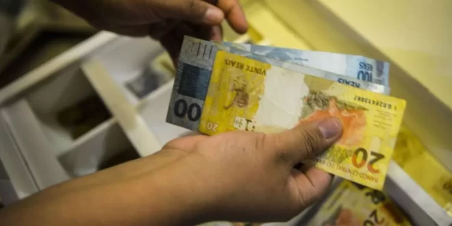 Novo salário mínimo de R$ 1.518 entra em vigor neste sábado, 01