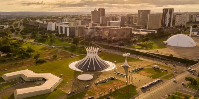 Homens desafiam a lei em busca de prazer homossexual à luz do dia em Brasília